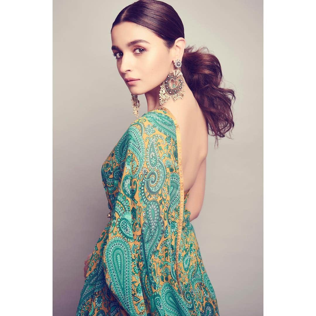 アリア・バットのインスタグラム：「🧚‍♂️」