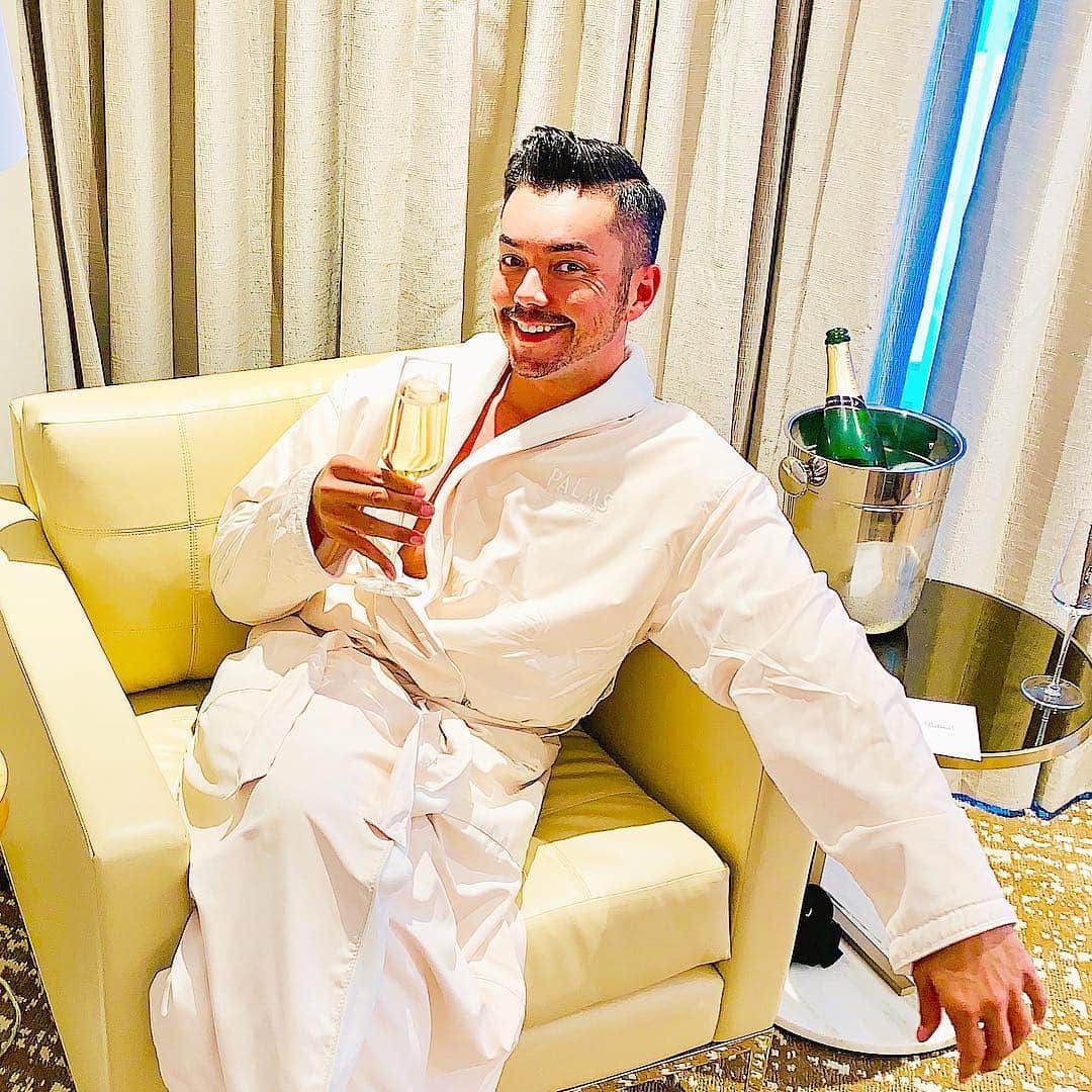アンソニー・ラモスのインスタグラム：「Loving the revamped #PalmsLV! Today is a spa day...What’s your favorite treatment to get ? #UnstatusQuo」