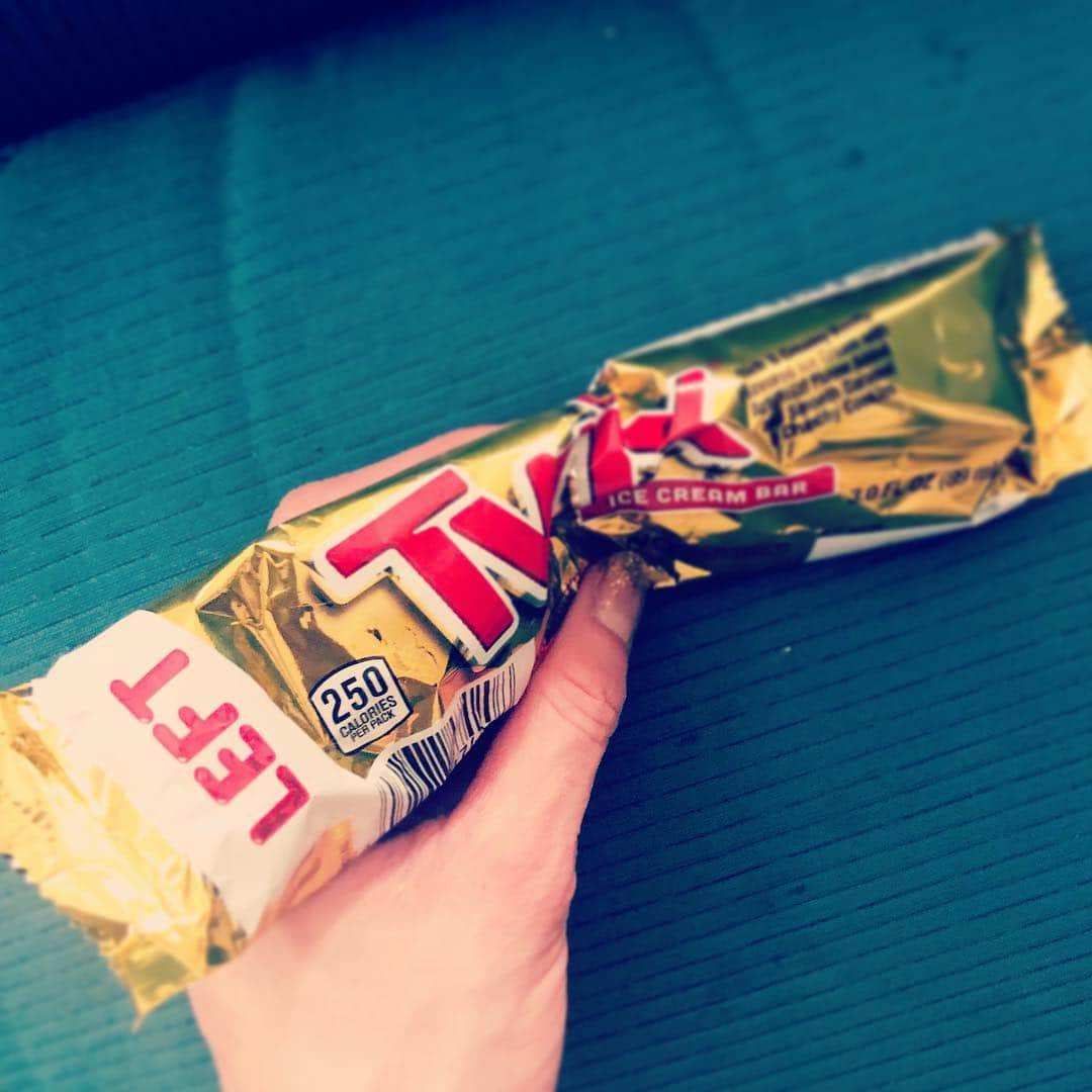 ELISAさんのインスタグラム写真 - (ELISAInstagram)「冷えたチョコだと思って置いといたらアイスと判明😭」4月7日 2時50分 - elisa_0414