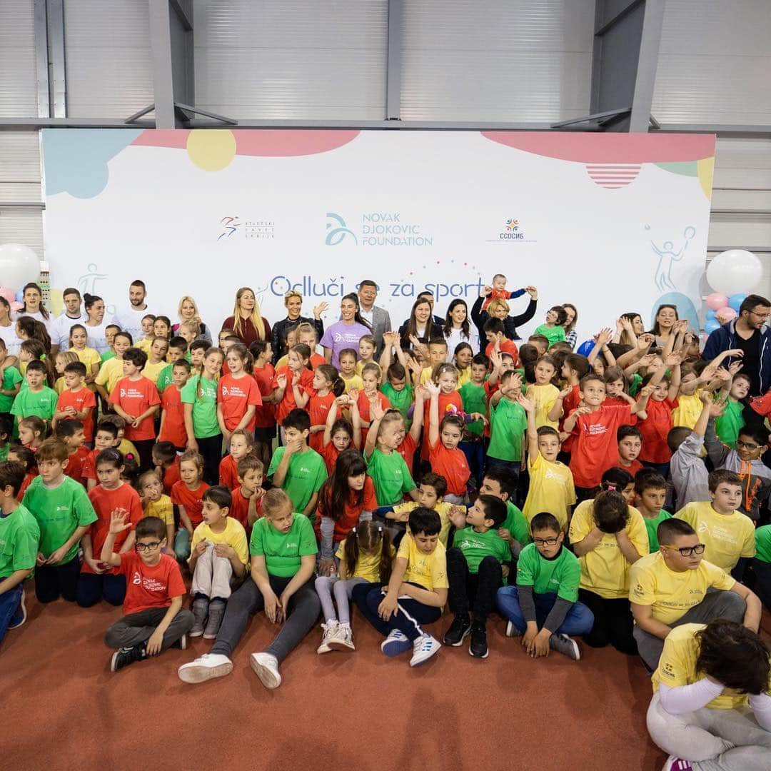 ノバク・ジョコビッチさんのインスタグラム写真 - (ノバク・ジョコビッチInstagram)「Our team celebrated the brilliant power of sport yesterday with many little champions 👏💪🏅🎾🤸‍♂️❤️ Happy International Day of Sport for Development and Peace! @idsdp - #repost @novakfoundation Proslavili smo Međunarodni dan sporta zajedno sa više od 150 drugara! U saradnji sa @atletskisavezsrbije i Sportskim savezom osoba sa invaliditetom Beograda smo organizovali pravu sportsku zabavu i tom prilikom smo se podsetili svih vrednosti i važnih životnih lekcija kojima nas sport uči! 🏃‍♂️🏃‍♀️ Srećan Međunarodni dan sporta - verujte šampionu u sebi! 💪 #OdluciSeZaSport  We celebrated International Day of Sport for Development and Peace with more than 150 kids! In cooperation with the Athletic Union of Serbia and Sports Association of people with disabilities of Belgrade, we organized an event at the Athletic arena in Belgrade. Together, we have reminded ourselves how important it is to stay physically active, as well as valuable life lessons that we learn through sports! 🏃‍♀️🏃‍♂️ Happy International Day of Sport - always believe in your inner champion! 💪 #ChooseSports」4月7日 2時57分 - djokernole