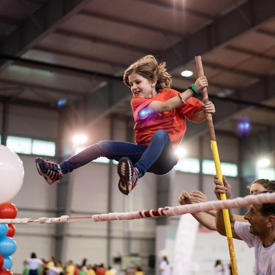 ノバク・ジョコビッチさんのインスタグラム写真 - (ノバク・ジョコビッチInstagram)「Our team celebrated the brilliant power of sport yesterday with many little champions 👏💪🏅🎾🤸‍♂️❤️ Happy International Day of Sport for Development and Peace! @idsdp - #repost @novakfoundation Proslavili smo Međunarodni dan sporta zajedno sa više od 150 drugara! U saradnji sa @atletskisavezsrbije i Sportskim savezom osoba sa invaliditetom Beograda smo organizovali pravu sportsku zabavu i tom prilikom smo se podsetili svih vrednosti i važnih životnih lekcija kojima nas sport uči! 🏃‍♂️🏃‍♀️ Srećan Međunarodni dan sporta - verujte šampionu u sebi! 💪 #OdluciSeZaSport  We celebrated International Day of Sport for Development and Peace with more than 150 kids! In cooperation with the Athletic Union of Serbia and Sports Association of people with disabilities of Belgrade, we organized an event at the Athletic arena in Belgrade. Together, we have reminded ourselves how important it is to stay physically active, as well as valuable life lessons that we learn through sports! 🏃‍♀️🏃‍♂️ Happy International Day of Sport - always believe in your inner champion! 💪 #ChooseSports」4月7日 2時57分 - djokernole