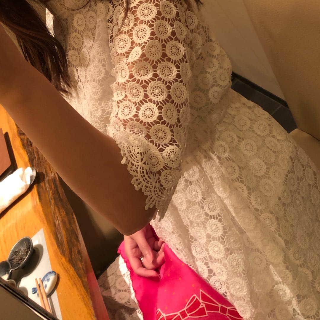 山下莉奈さんのインスタグラム写真 - (山下莉奈Instagram)「ちょっと前からもう私は 半袖よ🤫🍓 もちろん中だけ🤣  #fashion #nostalgiajp」4月7日 2時57分 - rinayamashita