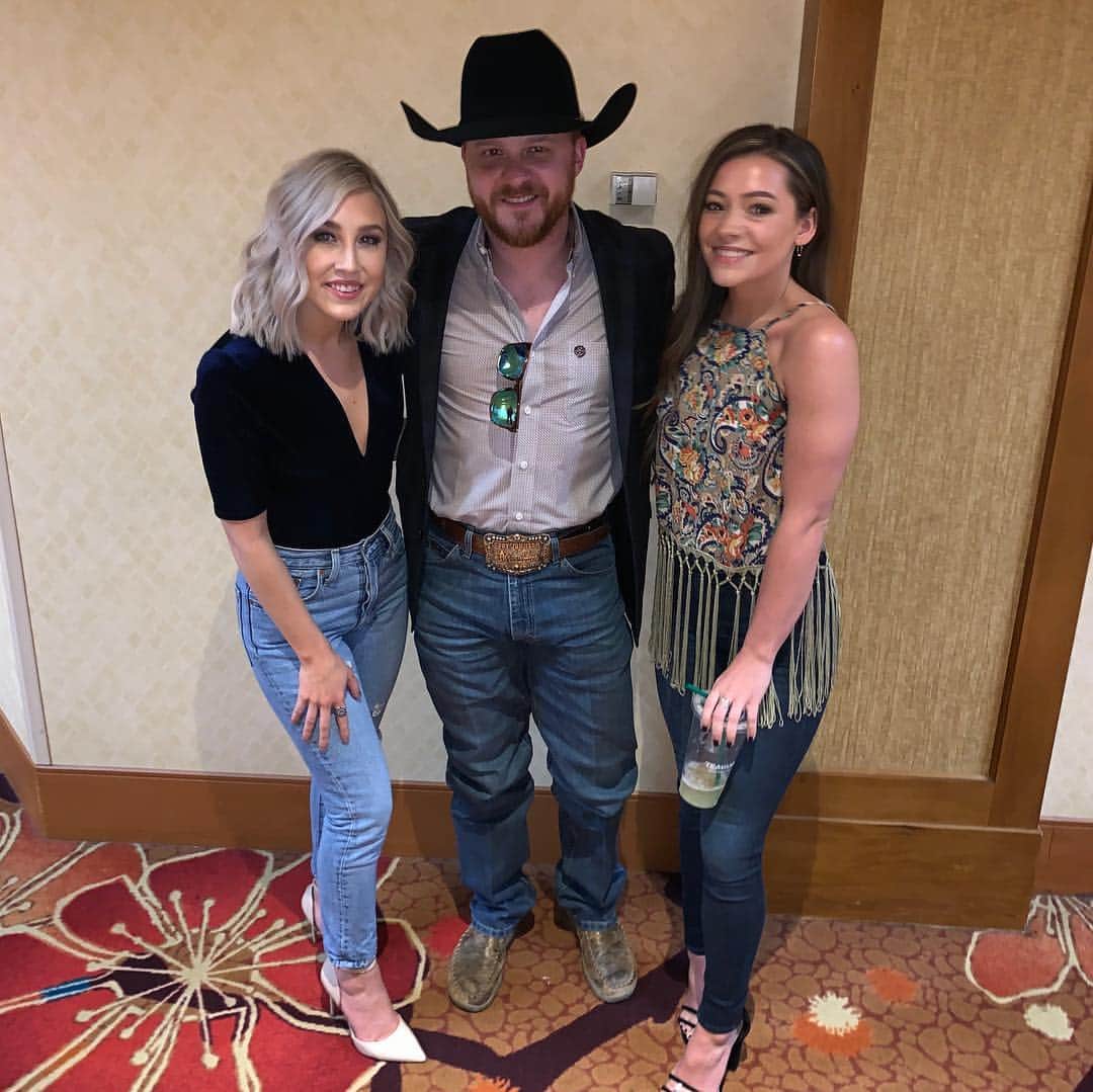 Maddie & Taeさんのインスタグラム写真 - (Maddie & TaeInstagram)「OG @CodyJohnson fans right here! Loving seeing all our friends at the #ACMawards. ❤️」4月7日 3時06分 - maddieandtae