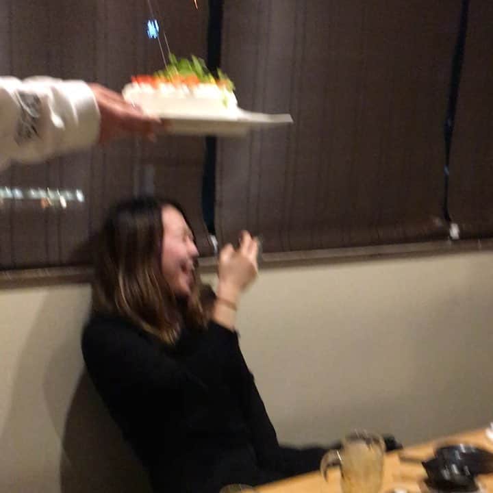 のインスタグラム：「お誕生日おめでとうございまあああああす🎂  鶏屋の週末は毎回賑やかです。  スタッフがテンション✖️シチュエーションで 盛大にお迎えさせて頂きます。  どうぞ明日もお越しくださいませ🙇  #鶏っく富山#飲み放題#地酒 #地鶏#完全個室#創作居酒屋#宴会#飲み会#予約受付中」
