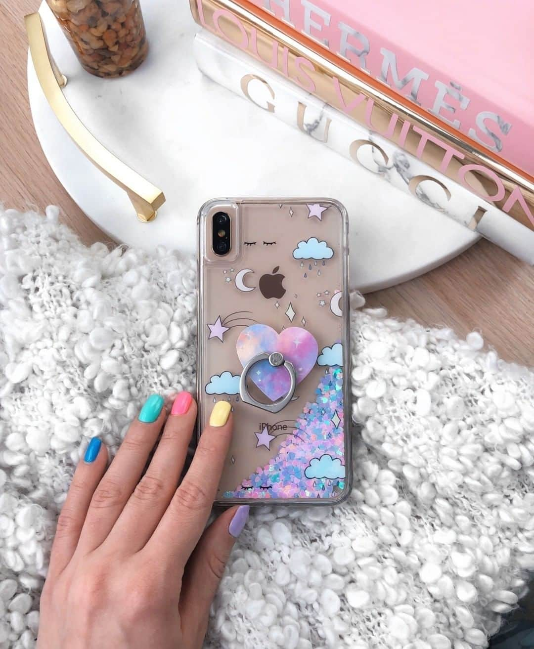 VELVETCAVIARさんのインスタグラム写真 - (VELVETCAVIARInstagram)「Happiness is laying in bed as long as you want bc it's the weekend. Happy Saturday, everyone 🌙💕 ⠀⠀⠀⠀⠀⠀⠀⠀⠀ did you know you can mix and match our grip rings? Here is our Sweet Dreams Glitter Case with our Pastel Galaxy Grip Ring from the @carlibel collection. ✨ Get yours @velvetcaviar. #velvetcaviar」4月7日 3時01分 - velvetcaviar