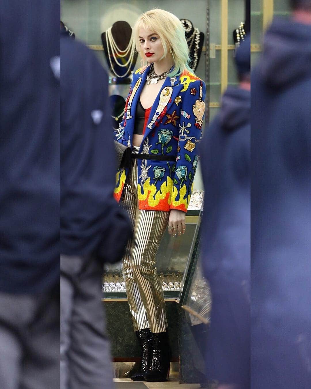 Just Jaredさんのインスタグラム写真 - (Just JaredInstagram)「@margotrobbie had an array of emotions while shooting a scene for her upcoming movie “Birds of Prey” as the iconic Harley Quinn. #MargotRobbie #BirdsOfPrey #HarleyQuinn Photos: Backgrid」4月7日 3時10分 - justjared