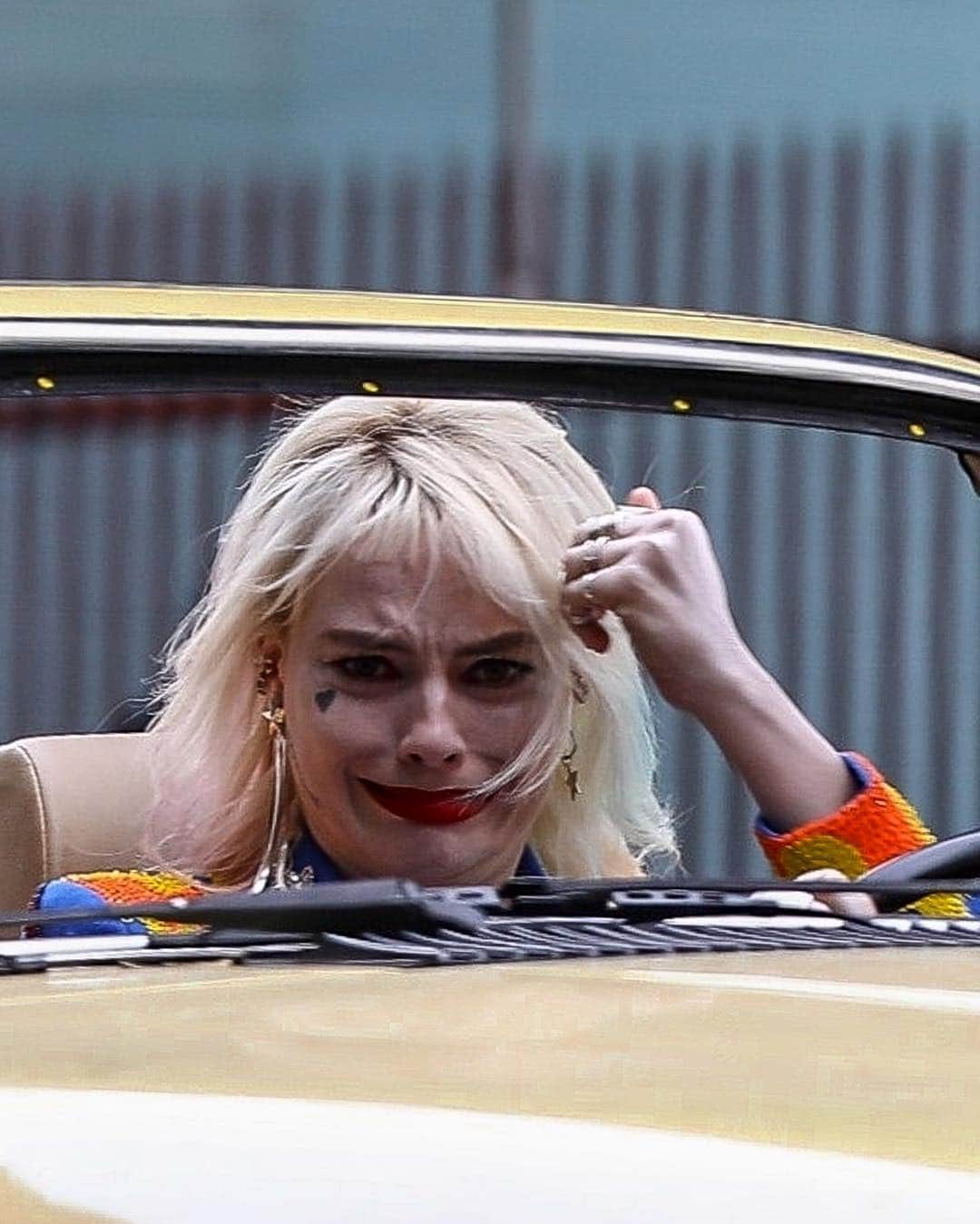Just Jaredさんのインスタグラム写真 - (Just JaredInstagram)「@margotrobbie had an array of emotions while shooting a scene for her upcoming movie “Birds of Prey” as the iconic Harley Quinn. #MargotRobbie #BirdsOfPrey #HarleyQuinn Photos: Backgrid」4月7日 3時10分 - justjared
