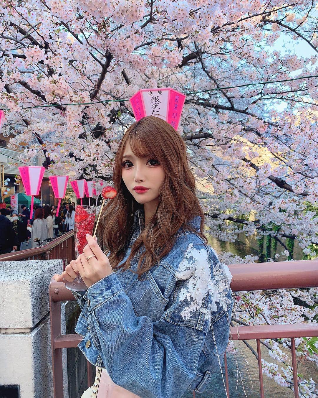 桜咲乃愛さんのインスタグラム写真 - (桜咲乃愛Instagram)「目黒川でお花見💕🌸🍡🌸 イチゴシャンパンに見えるけど中身ラムネ🤣💕✨笑  美味しかった～💖 お花のデニムジャケットは @selectshop_lumignon のだよん🎀💓Sサイズ🍀 かわいすぎ😍♥️ 動画はゆみちゃんが撮ってくれた☺️💓🎀 いつもかわいいかわいい言ってくれてうれしい🥺💕 #お花見#目黒川#目黒川お花見 #デニムジャケット#ジージャン#春服#春#桜#いちごシャンパン#イチゴシャンパン #目黒#中目黒#ルミニョン#セレクトショップ#ファッション通販#通販#リリーブラウン#ヴァレンティノ」4月7日 3時25分 - noasama1101