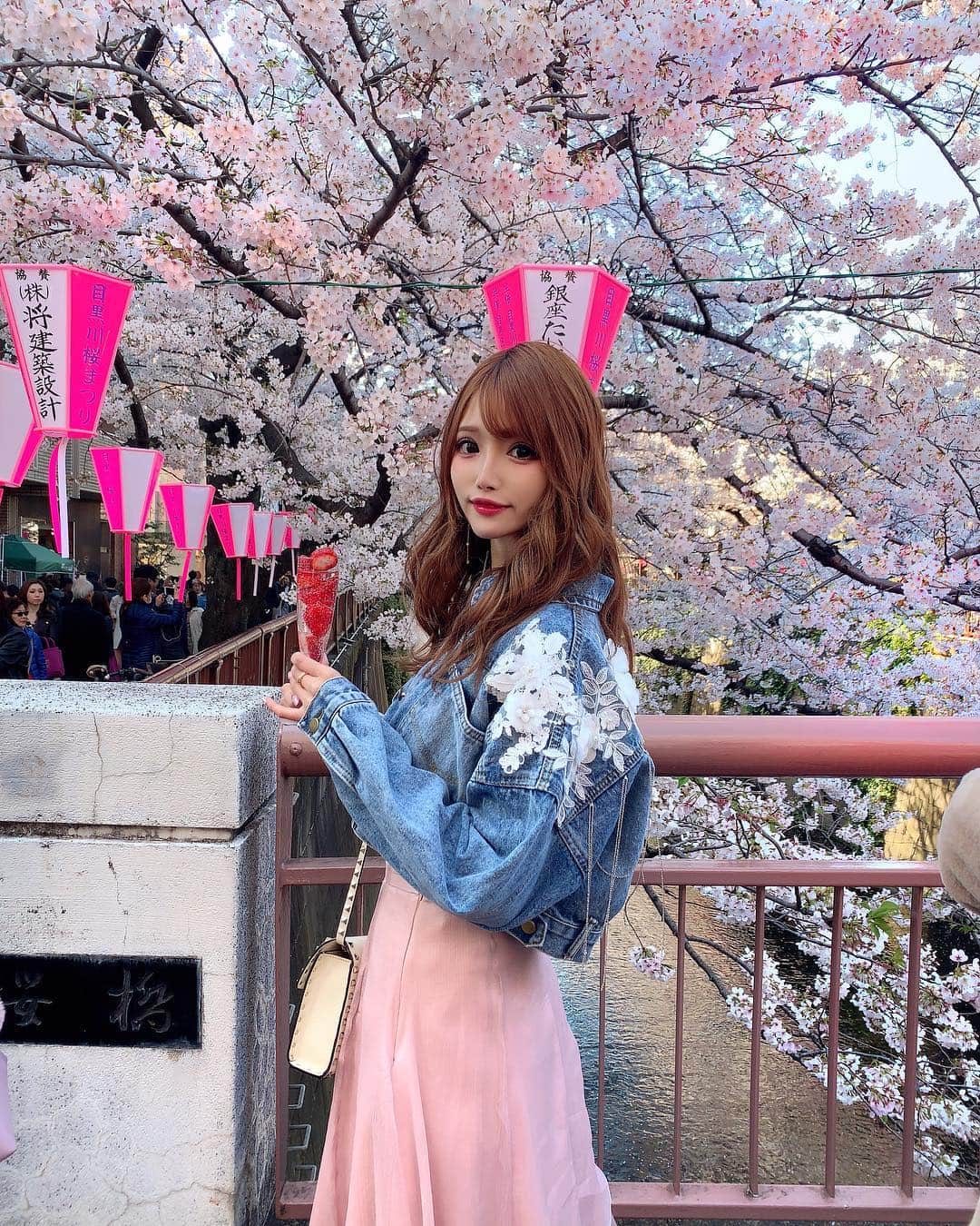 桜咲乃愛さんのインスタグラム写真 - (桜咲乃愛Instagram)「目黒川でお花見💕🌸🍡🌸 イチゴシャンパンに見えるけど中身ラムネ🤣💕✨笑  美味しかった～💖 お花のデニムジャケットは @selectshop_lumignon のだよん🎀💓Sサイズ🍀 かわいすぎ😍♥️ 動画はゆみちゃんが撮ってくれた☺️💓🎀 いつもかわいいかわいい言ってくれてうれしい🥺💕 #お花見#目黒川#目黒川お花見 #デニムジャケット#ジージャン#春服#春#桜#いちごシャンパン#イチゴシャンパン #目黒#中目黒#ルミニョン#セレクトショップ#ファッション通販#通販#リリーブラウン#ヴァレンティノ」4月7日 3時25分 - noasama1101