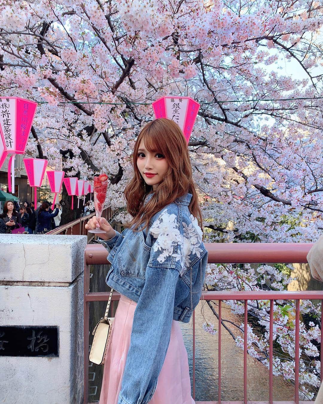 桜咲乃愛さんのインスタグラム写真 - (桜咲乃愛Instagram)「目黒川でお花見💕🌸🍡🌸 イチゴシャンパンに見えるけど中身ラムネ🤣💕✨笑  美味しかった～💖 お花のデニムジャケットは @selectshop_lumignon のだよん🎀💓Sサイズ🍀 かわいすぎ😍♥️ 動画はゆみちゃんが撮ってくれた☺️💓🎀 いつもかわいいかわいい言ってくれてうれしい🥺💕 #お花見#目黒川#目黒川お花見 #デニムジャケット#ジージャン#春服#春#桜#いちごシャンパン#イチゴシャンパン #目黒#中目黒#ルミニョン#セレクトショップ#ファッション通販#通販#リリーブラウン#ヴァレンティノ」4月7日 3時25分 - noasama1101