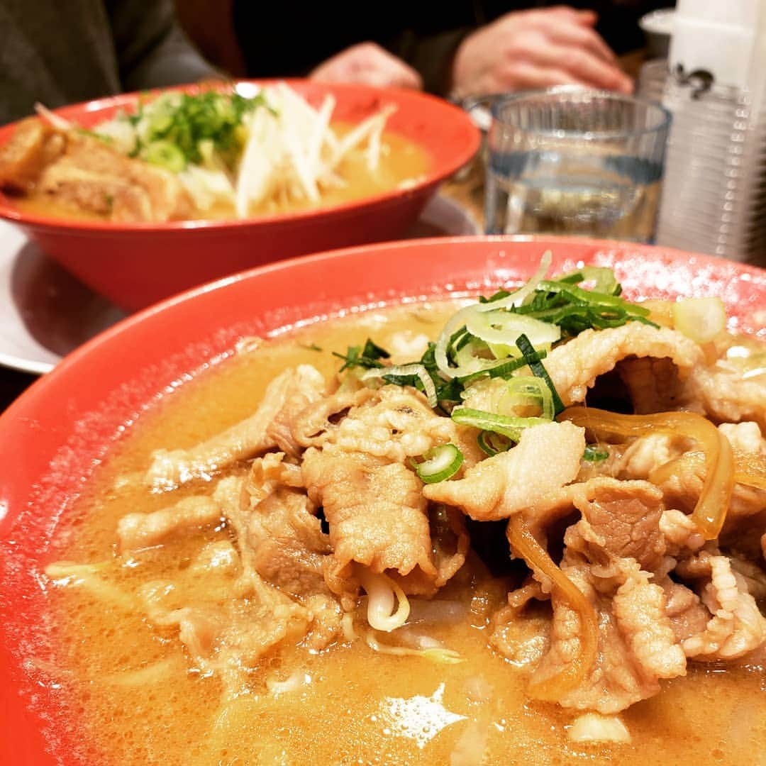 東朋宏さんのインスタグラム写真 - (東朋宏Instagram)「またラーメン！昨日も夜中食べたけどね。。。(笑)  深夜のラーメンって毎日でも全然いけるよね？  #薬酒インスタ対決 #牛丼食べたの忘れてラーメン食べちゃった #みそラーメン #ラーメン倶楽部 #ラーメンパトロール #御徒町 #ライス無料はありがたい」4月7日 3時18分 - tomohiro_azuma