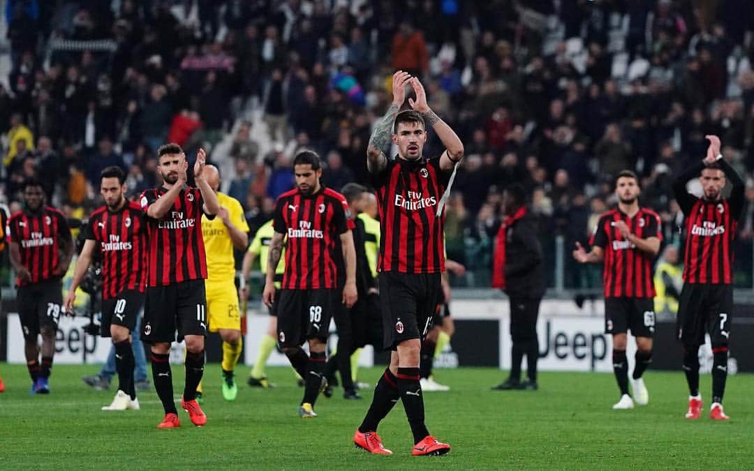 ACミランさんのインスタグラム写真 - (ACミランInstagram)「No surrender 🔴⚫️ Non molliamo, ragazzi #JuveMilan #ForzaMilan」4月7日 3時21分 - acmilan