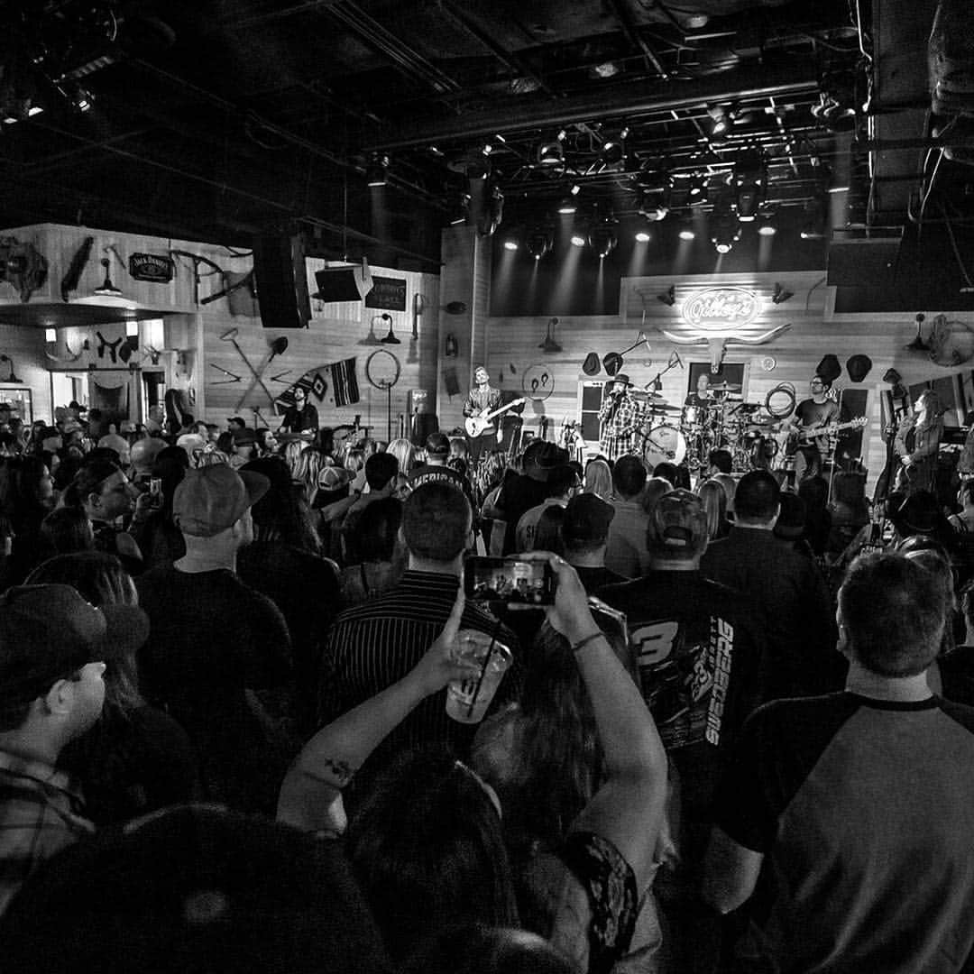 A.J.さんのインスタグラム写真 - (A.J.Instagram)「My Friday Night Party last night was BEYOND BELIEF. Thank you so much to everyone who came out to make this possible. @jimmieallen , @laurenalaina, @cassadeepope @955thebull, @tigilleys and everyone behind the scenes who kicked ass to make this possible. There’s nothing like a FRIDAY night of good tunes with friends !  PC: @keilenphotography」4月7日 3時32分 - aj_mclean