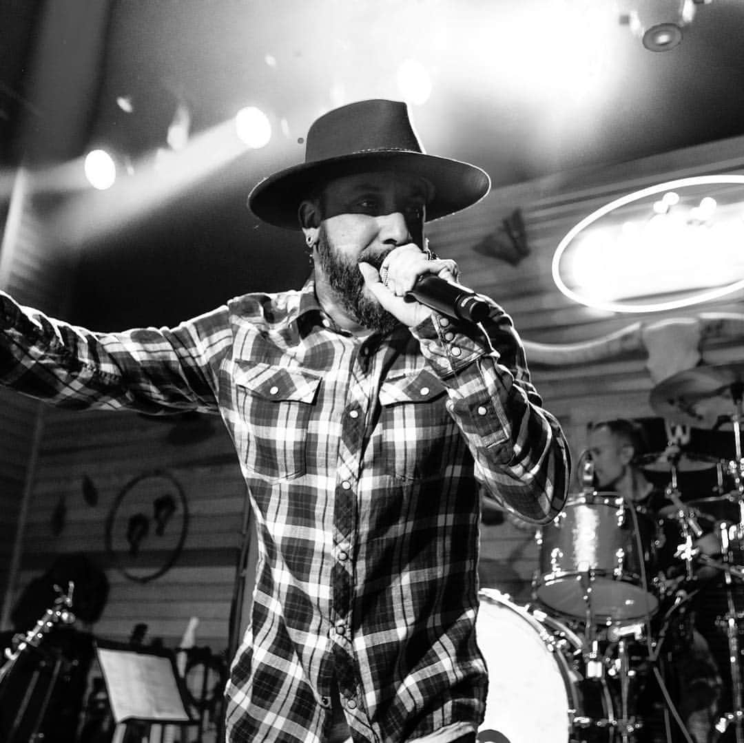 A.J.のインスタグラム：「My Friday Night Party last night was BEYOND BELIEF. Thank you so much to everyone who came out to make this possible. @jimmieallen , @laurenalaina, @cassadeepope @955thebull, @tigilleys and everyone behind the scenes who kicked ass to make this possible. There’s nothing like a FRIDAY night of good tunes with friends !  PC: @keilenphotography」