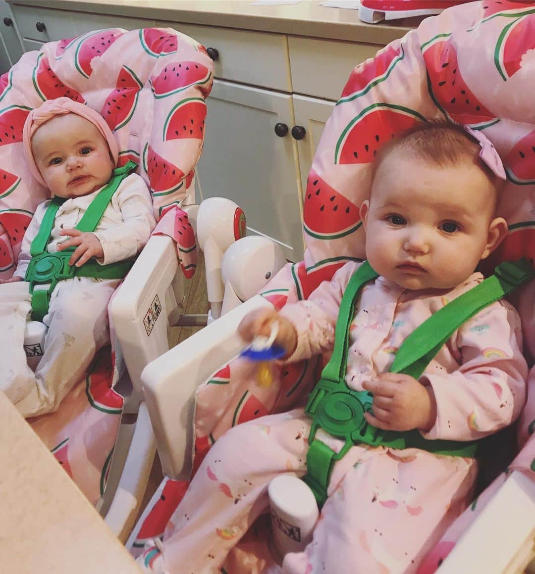 SOPHIA WEBSTERさんのインスタグラム写真 - (SOPHIA WEBSTERInstagram)「Just about enough hair for big sis (and mummy) to play hairdressers.. 🤣🎀🥰🍼 #Twinnies #Mumof3Girls #Family #❤️」4月7日 3時33分 - sophiawebster