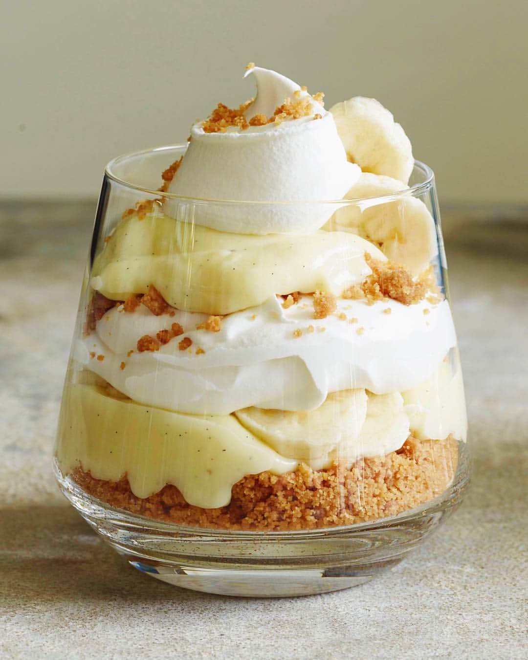 Gaby Dalkinさんのインスタグラム写真 - (Gaby DalkinInstagram)「Tell me this isn’t the cutest Banana Cream Pie Parfait you’ve ever seen!!!??! Obsessed! Grab the recipe on the blog 🍌」4月7日 3時26分 - whatsgabycookin