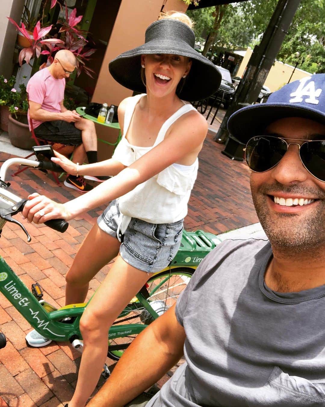 アリソン・リスクさんのインスタグラム写真 - (アリソン・リスクInstagram)「chasing our Saturday with some Limes @limebike 😉💥」4月7日 3時30分 - riske4rewards