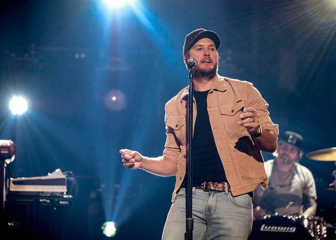 CBSさんのインスタグラム写真 - (CBSInstagram)「We are kicking off #ACMawards rehearsals with @lukebryan ❤️」4月7日 3時41分 - cbstv
