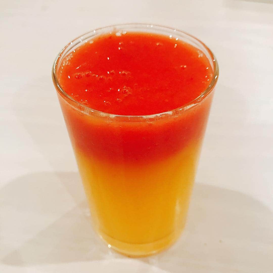 鈴木咲さんのインスタグラム写真 - (鈴木咲Instagram)「二層に分かれたいちごとオレンジのジュース🍹  安売りの調理用いちごと、缶詰のパイナップルをシロップごとミキサーにかけたやつをスプーンを伝せて優しくオレンジジュースに注いだら出来上がり✌🏻 簡単で見栄えがちょっといい…！！ 今回は甘過ぎたからちょっと白ワインビネガーを入れました。 すっぱいのが好きな方はレモン汁でも！ . . . . . . . #咲ご飯 #雑レシピ #お家ご飯 #手料理」4月7日 3時38分 - sakisuzuki1103