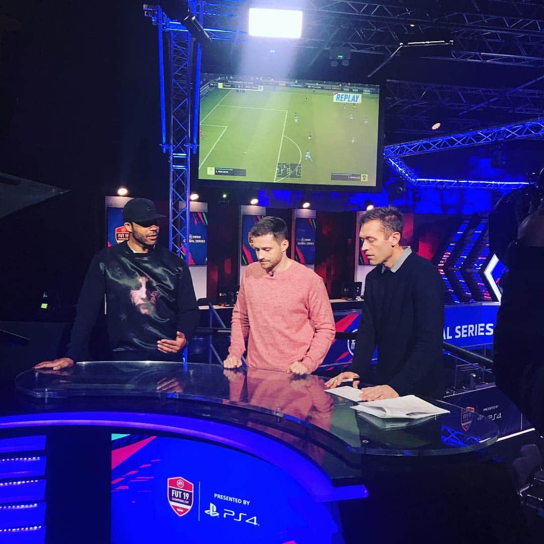 ジョリオン・レスコットさんのインスタグラム写真 - (ジョリオン・レスコットInstagram)「Post match analysis for @easportsfifa @fifaeworldcup with @spenfc & @jimmyconrad - Day 2. Shaping up to be a great final day tomorrow. #fifa19globalseries」4月7日 3時48分 - joleonlescott