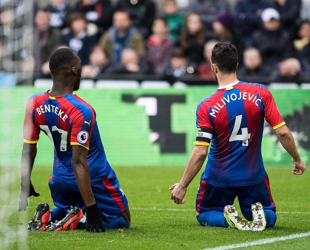 クリスティアン・ベンテケさんのインスタグラム写真 - (クリスティアン・ベンテケInstagram)「Sliding into the weekend like... 3 points #CPFC」4月7日 3時49分 - christianbenteke