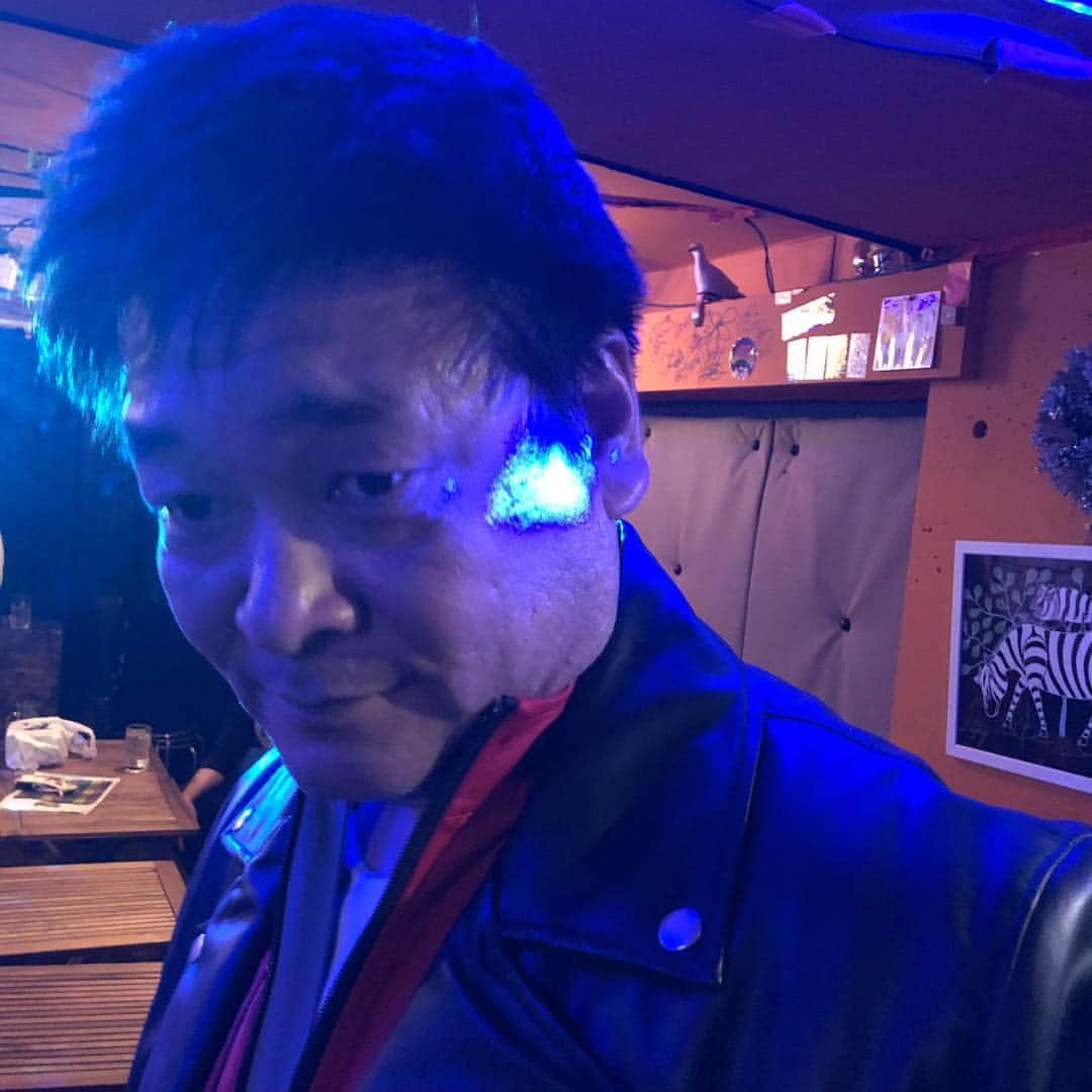 山川のりをのインスタグラム：「昨日4月6日は神田ショウジマルにてニーサンズライブでした。本日は毎度お馴染み会いにきてアイニージュー無しでした。ごめんなさい。 ではここで、その理由をみなさんに。  4月6日14時頃、神田に着きまして、駐車場からショウジマルに荷物を載せた台車を手押しして、歩きで向かう道すがら信号待ちしておりましたら。信号無視の暴走車が交差点に進入、その暴走車に気づかずに右折してきた車あり、信号無視暴走君は衝突回避のためにハンドルをきりましたところ、間一髪右折車とはぶつからず安堵。もつかの間、信号無視暴君は軌道をワシに向かって一直線！ワシはあの車に轢かれるのかぁ、コリャダメかと思いながらも、運転手と目が合い、運転手君もなんとかしようと頑張り歯をくいしばるの表情、そうだワシも諦めずになんとかなるようにやってミルク。と感じたもので、ゆっくりその場で一歩！一歩！一歩下がってロックンロール。あの曲作っててよかった。おかげで車に轢かれなかったです。サンキュー！まひこ君ちで酔った勢いであの詩を思いついた、あん時のワシ！ でも、ホントの事故回避のMVPは信号無視気味暴走車乗車の頑張り顔君がブレーキをかけなかった事！あれ？MVPがそもそも信号無視気味しなかったらこんなドキドキしてねぇっつうの！しっかりしようぜワシ！ そして、ノーブレーキの優秀なMVPはロケット並みの速さで立ち去りました。ありがとうごくろう！  リハーサル終えて車に物販CDを取りに行きましたところ、無人の七輪が燻ってました。七輪奉行居ないのにおかしいなぁと思いながらも、自分の車から荷物を持ってショウジマルに向かいましたところ、さっきの七輪から火柱が！隣の敷地の肉の万世の駐車場の警備員を呼んで救急に電話してくれるように頼みましたが、警備員は「うちの敷地ではないので対処しかねます」との事。ワシはそのおっさんにご立腹しながら消防を呼びましたが、そのおっさんは終始「責任もてないっす」みたいなことを言い続けるのでした。おっさん火柱が上がる七輪一緒に見たやろうが！しかもおっさんワシより年上やろうが！ 隣の敷地の駐車場！本日本当にあった銀のモビリオ物語でした。というわけで会いにきてアイニージューできなかったのです。  写真は岡山の同級生の岩井君です。見に来てくれてありがとう！ショウジマルに来てくれてた人々よありがとう！」