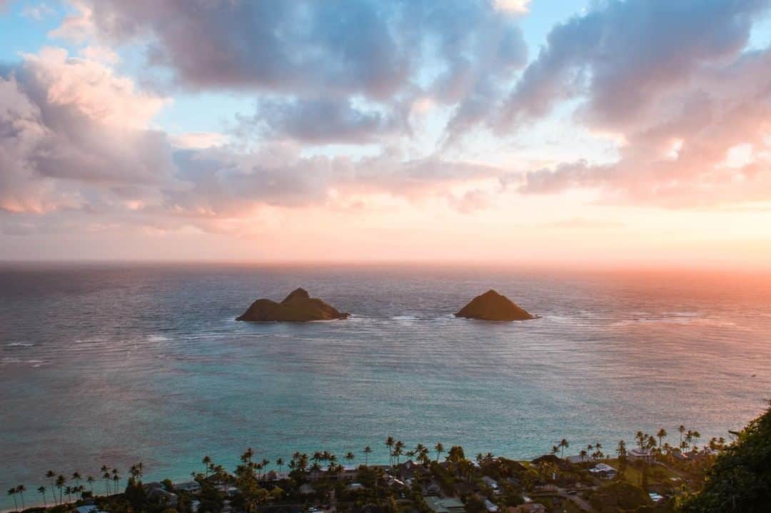 ハワイアン航空さんのインスタグラム写真 - (ハワイアン航空Instagram)「Sunrises in Hawai‘i are magical. ✨ As they say, "the early bird gets the worm!" 😍 Are you an early riser, or do you prefer sleeping in? . 📍 Kailua, #Oahu | 📷: @travelsofandrea . . . #LetHawaiiHappen #ExploreHawaii #GlimpseofHawaii #NakedHawaii #HawaiiUnchained #AlohaOutdoors #Hike #GetOutside #OahuLife」4月7日 4時00分 - hawaiianairlines