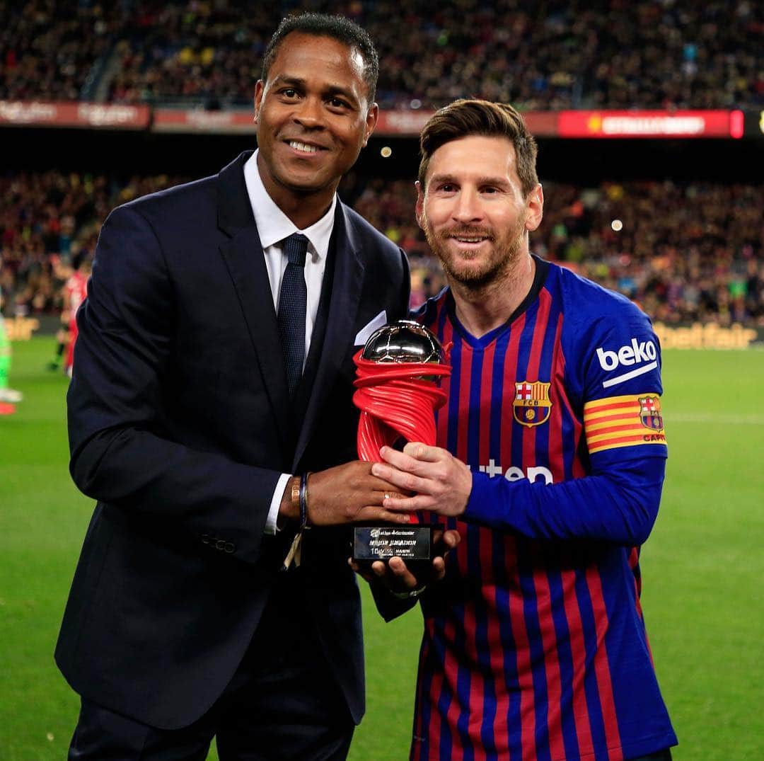LFPさんのインスタグラム写真 - (LFPInstagram)「@patrickkluivert9 presents @leomessi with the award for March Player of the Month in #LaLigaSantander! ❤️🏆💙 • #Messi #Barça #LaLiga #Award #BarçaAtleti」4月7日 3時57分 - laliga