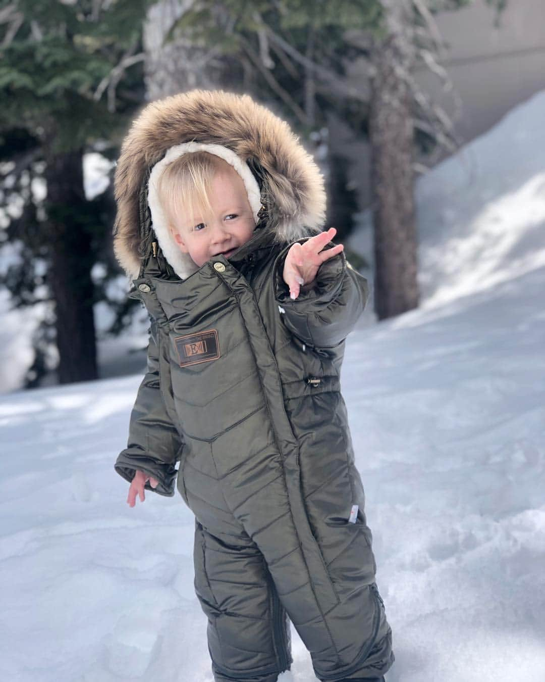 トリ・スペリングさんのインスタグラム写真 - (トリ・スペリングInstagram)「This cutie is celebrating #SpringBreak hard... - Beautiful mountains , sun, and fresh snow ❄️ makes this perfection during Spring. - Beau is 2 and can now fully enjoy his time in the snow. Living his best toddler life! - PS- we put his snow gloves on immediately after capturing this adorable first moment in the snow ⛄️ (cause I know that will be the haters first comment ✅) - #springbreak2019 #snowplay #beauistwo #toddlerlife #numberfive #snowchic @cutesnowsuits」4月7日 3時57分 - torispelling