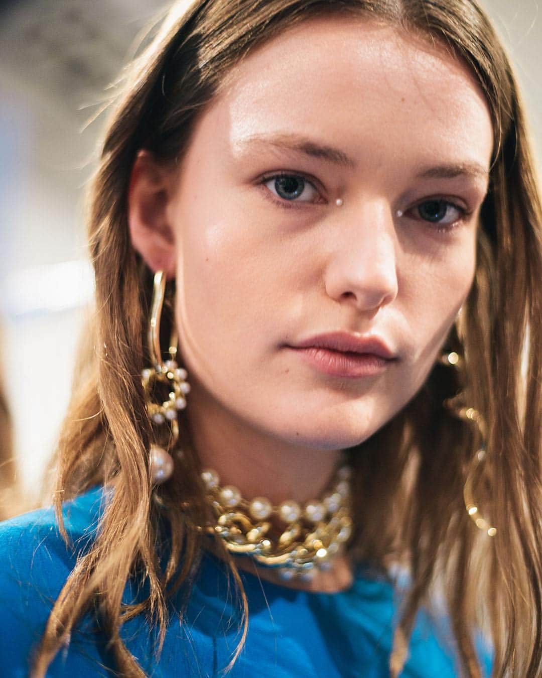 Fashion Weekのインスタグラム：「Bold in blue backstage during @adeam #NYFW February 2019 show. 📸 @smallgirlbiglens」
