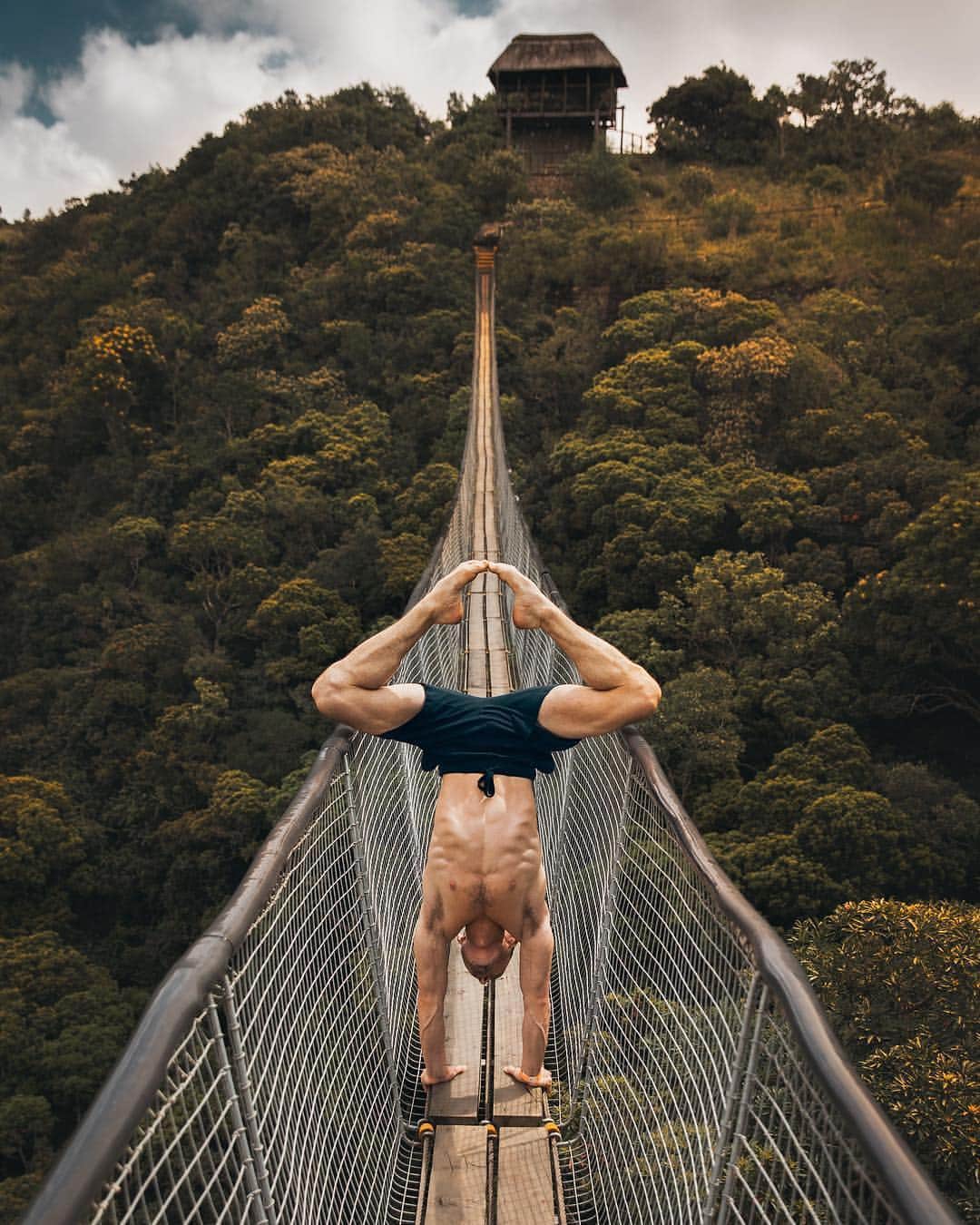 ALO Yogaさんのインスタグラム写真 - (ALO YogaInstagram)「“The hardest thing to do is leaving your comfort zone. But you have to let go of the life you’re familiar with and take the risk to live the life you dream about.” - T. Arigo ✨  @kevindhofer defies limits & gets out of his own comfort zone in the Triumph short 🙌😍 #aloyoga #yoga」4月7日 4時02分 - aloyoga