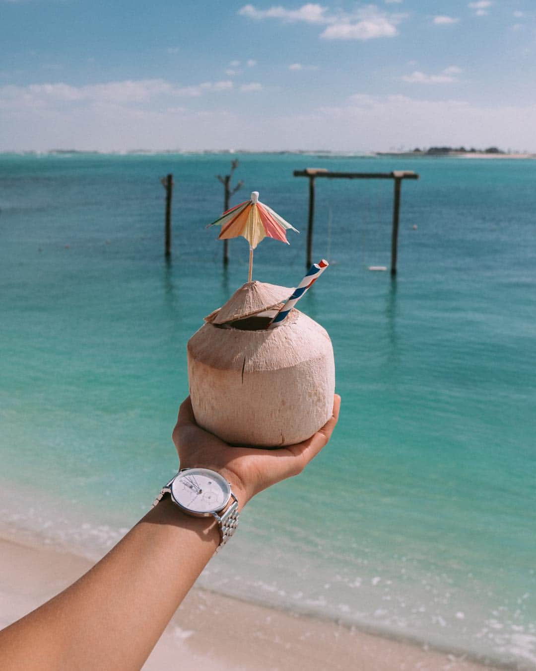 Kapten & Sonさんのインスタグラム写真 - (Kapten & SonInstagram)「Is there a more perfect way to enjoy those beach days than by drinking a fruity drink out of a coconut? 🥥 ☀️ #kaptenandson #bekapten⠀ .⠀ .⠀ .⠀ #coconut #beach #drinks #summervibes #traveling #traveladdicted #takemethere #travelgoals #wheretonext #beachday」4月7日 4時03分 - kaptenandson