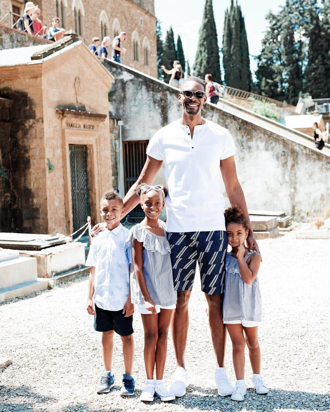 クリス・ボッシュさんのインスタグラム写真 - (クリス・ボッシュInstagram)「A few of my life’s greatest accomplishments ☝🏿☝🏿☝🏿#BoshFamily #Throwback #Italy」4月7日 4時03分 - chrisbosh