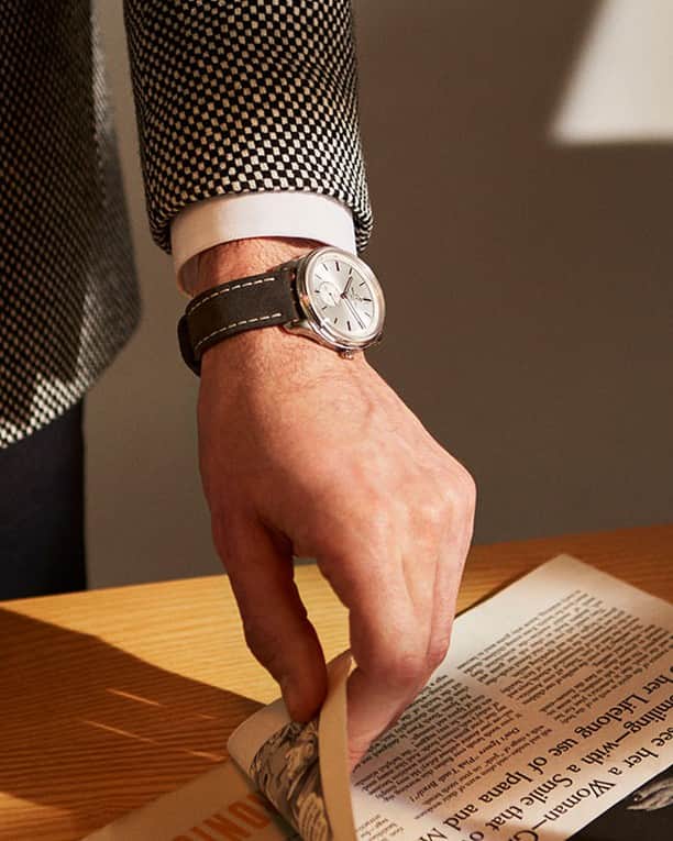 MR PORTERのインスタグラム：「The new @breitling Premier Collection has landed on MR PORTER and features six stunning new (and ultra-wearable) timepieces.⌚⁣ -⁣ Head to the link in bio to discover the long-overdue revival for the Swiss watchmaker’s most elegant line. @MRPORTERwatches⁣ -⁣ 🛒 @Breitling Premier Automatic 40mm Stainless Steel And Nubuck Watch (1137649).」