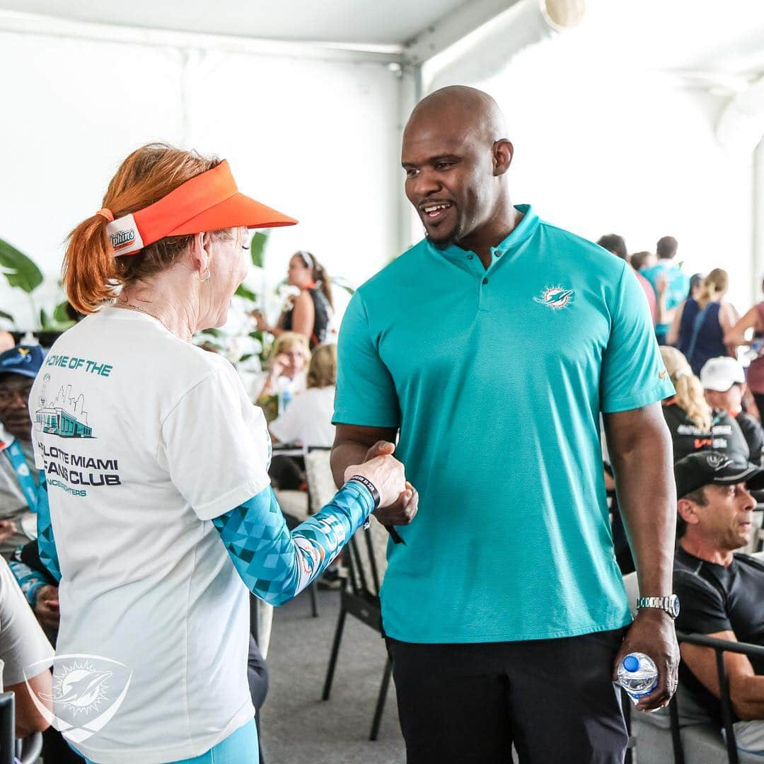 マイアミ・ドルフィンズさんのインスタグラム写真 - (マイアミ・ドルフィンズInstagram)「Coach Flores showed his support of the @dolphinscancerchallenge today at @hardrockstadium. #TeamworkAtWork #cancerfighter」4月7日 4時19分 - miamidolphins