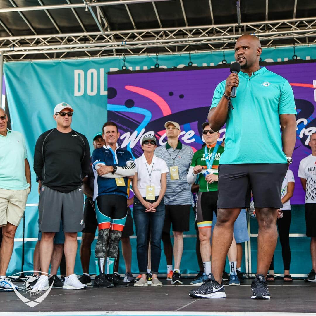 マイアミ・ドルフィンズさんのインスタグラム写真 - (マイアミ・ドルフィンズInstagram)「Coach Flores showed his support of the @dolphinscancerchallenge today at @hardrockstadium. #TeamworkAtWork #cancerfighter」4月7日 4時19分 - miamidolphins