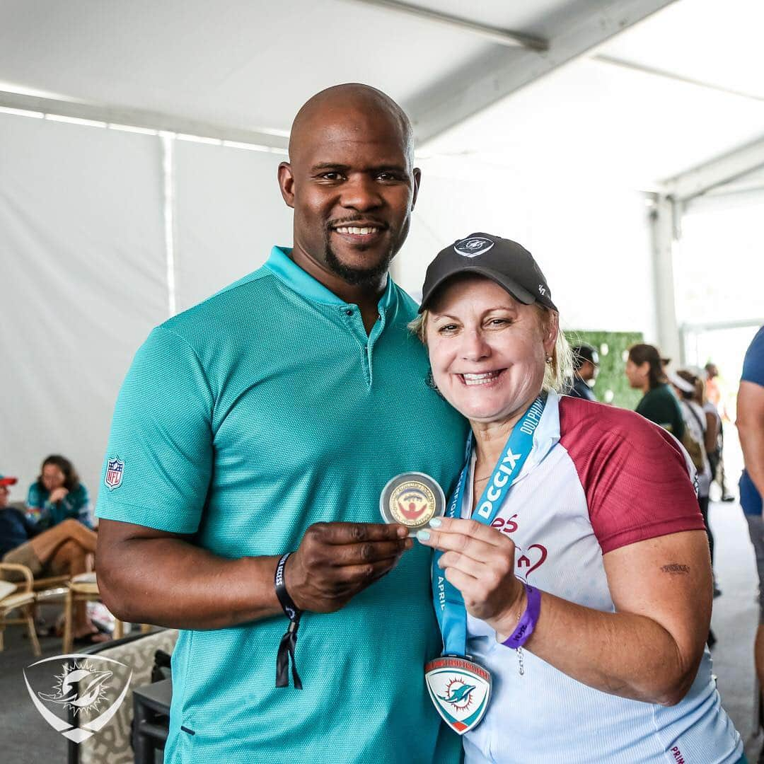 マイアミ・ドルフィンズさんのインスタグラム写真 - (マイアミ・ドルフィンズInstagram)「Coach Flores showed his support of the @dolphinscancerchallenge today at @hardrockstadium. #TeamworkAtWork #cancerfighter」4月7日 4時19分 - miamidolphins