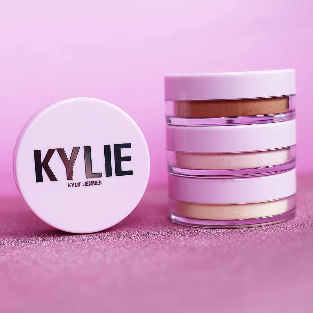 Kylie Cosmeticsさんのインスタグラム写真 - (Kylie CosmeticsInstagram)「Love reading everyone’s reviews of our loose setting powders! All shades will be restocked on April 12 😍 ⠀⠀ "So I tried the new @kyliecosmetics setting powders the past few days! I have the worst skin (acne prone, huge pores, oily) and I'm so picky when it comes to my setting powders but this one stole my heart. My face looks so smooth when I wear it and it keeps me matte but not too matte. All in all I would 100% recommend to give it a try.“ ⠀⠀ Thank you @rischny for the pic and review 💕」4月7日 4時22分 - kyliecosmetics