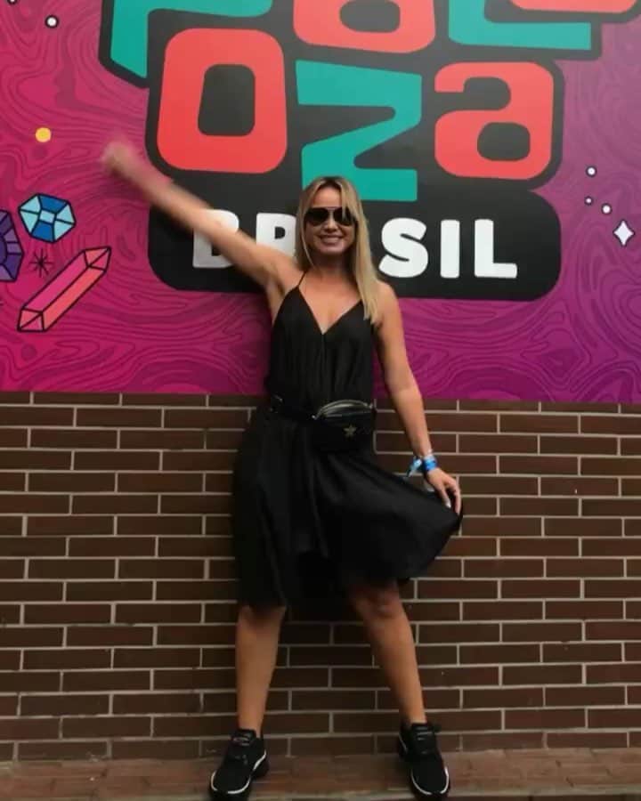 Eliana Michaelichin Bezerraのインスタグラム：「Boraaaaaaaaaaaa!!!!!!!!! @lollapaloozabr 😜 @sampaio_carol #lollapaloozabr @micheldiamant @doritosbrasil @cseventos #lollapalooza2019」