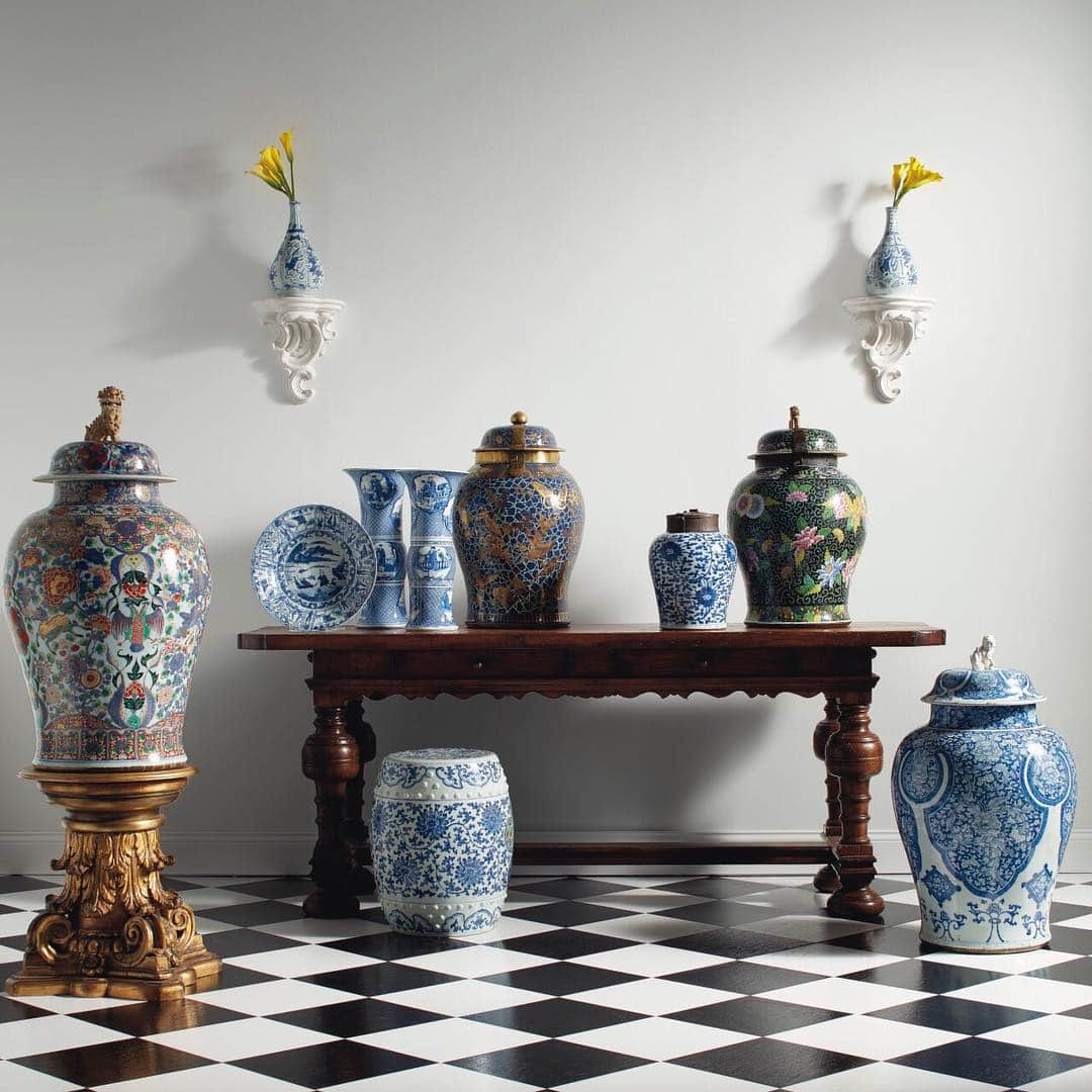 クリスティーズさんのインスタグラム写真 - (クリスティーズInstagram)「Viewing now open: Discover the Tibor Collection of Chinese export porcelain, from monumental ‘soldier’ vases to whimsical serving vessels and figures.⠀ .⠀ Browse the collection at our New York galleries from 5–9 April, entry is free and open to all.⠀ .⠀ The Tibor Collection: A Noble Eye for Chinese Export – 10 April at Christie’s New York.⠀ .⠀ @christiesasia #asianart #chineseart #chinese #ceramic #ceramics #porcelain #blueandwhite #famillerose #chineseexport #kangxi #qianlong」4月7日 4時30分 - christiesinc