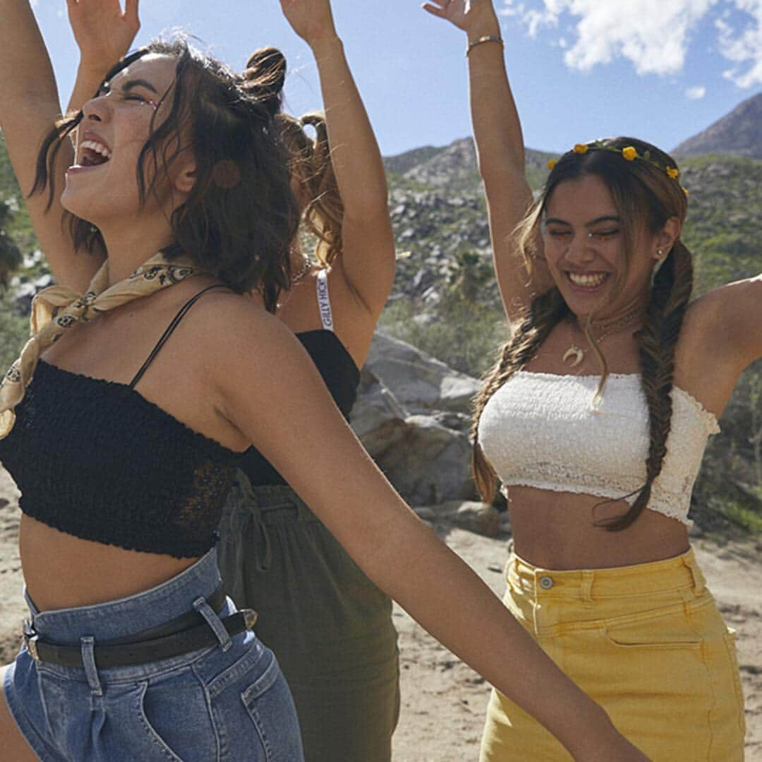 Hollister Co.さんのインスタグラム写真 - (Hollister Co.Instagram)「Winning that festival lewk with your festie bestie 🙌 @haleypham @adelainemorin #gillyhicks」4月7日 4時31分 - hollister