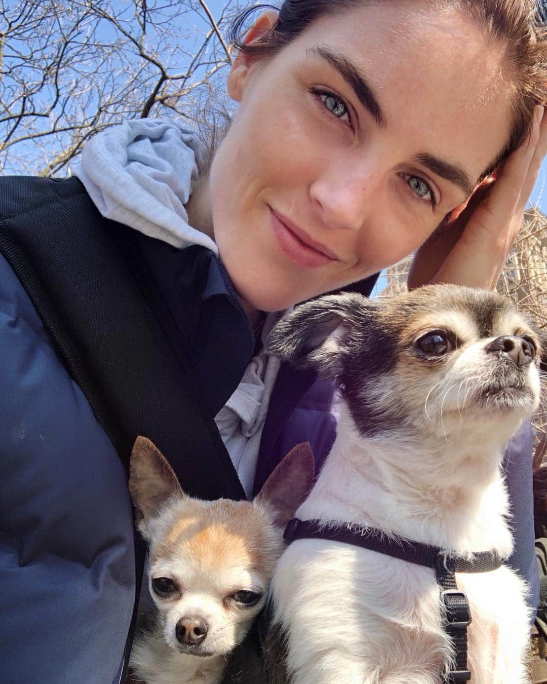 ヒラリー・ローダのインスタグラム：「Enjoying this perfect spring day in the park with my girls! 💕」
