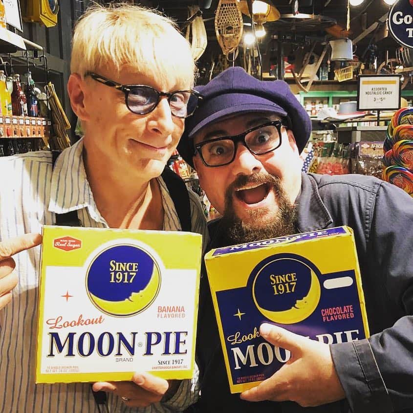 ウィル・リーさんのインスタグラム写真 - (ウィル・リーInstagram)「That time @jimmyvmusic and I were on the road with @thefabfaux, shopping at Cracker Barrel. SCORED! #moonpies #thisboyslife」4月7日 4時42分 - unclewilllee
