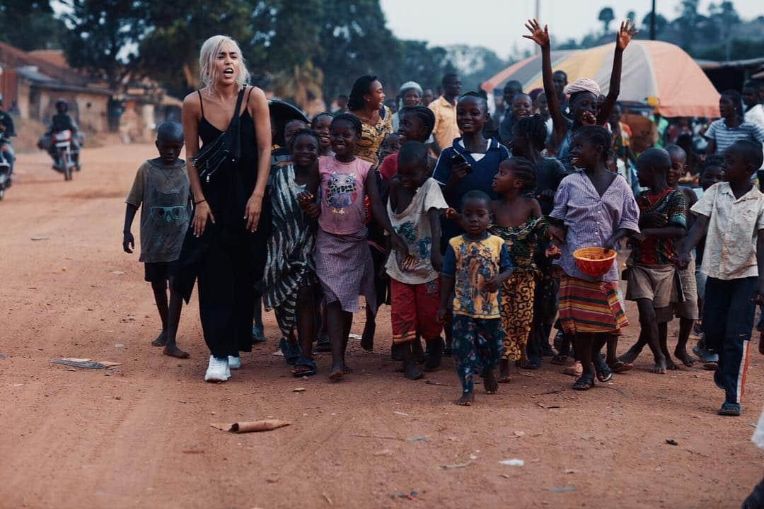 ロリーンさんのインスタグラム写真 - (ロリーンInstagram)「Kids rule #sierraleone」4月7日 4時51分 - loreenofficial