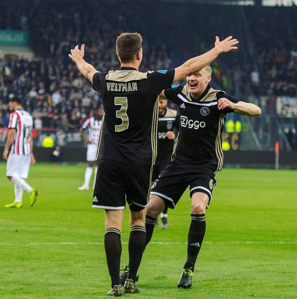 ジョエル・フェルトマンのインスタグラム：「➕3️⃣ We march on, happy with my goal too! ❌❌❌ #ajax」