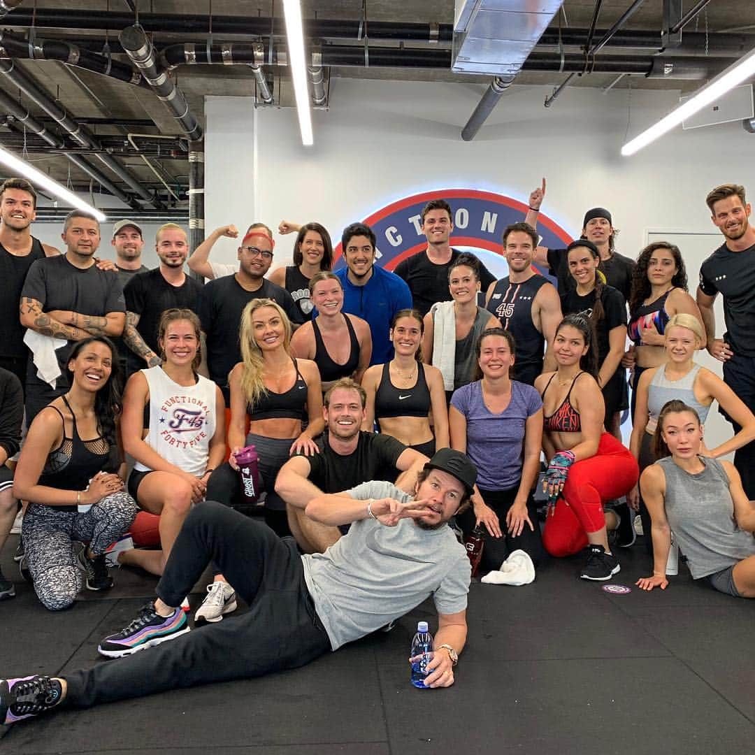 BROOKE EVERSさんのインスタグラム写真 - (BROOKE EVERSInstagram)「Epic session this AM at our @f45_training_west_hollywood studio! Thanks for dropping in @jbalvin @markwahlberg 💪🏾」4月7日 4時53分 - brookeevers