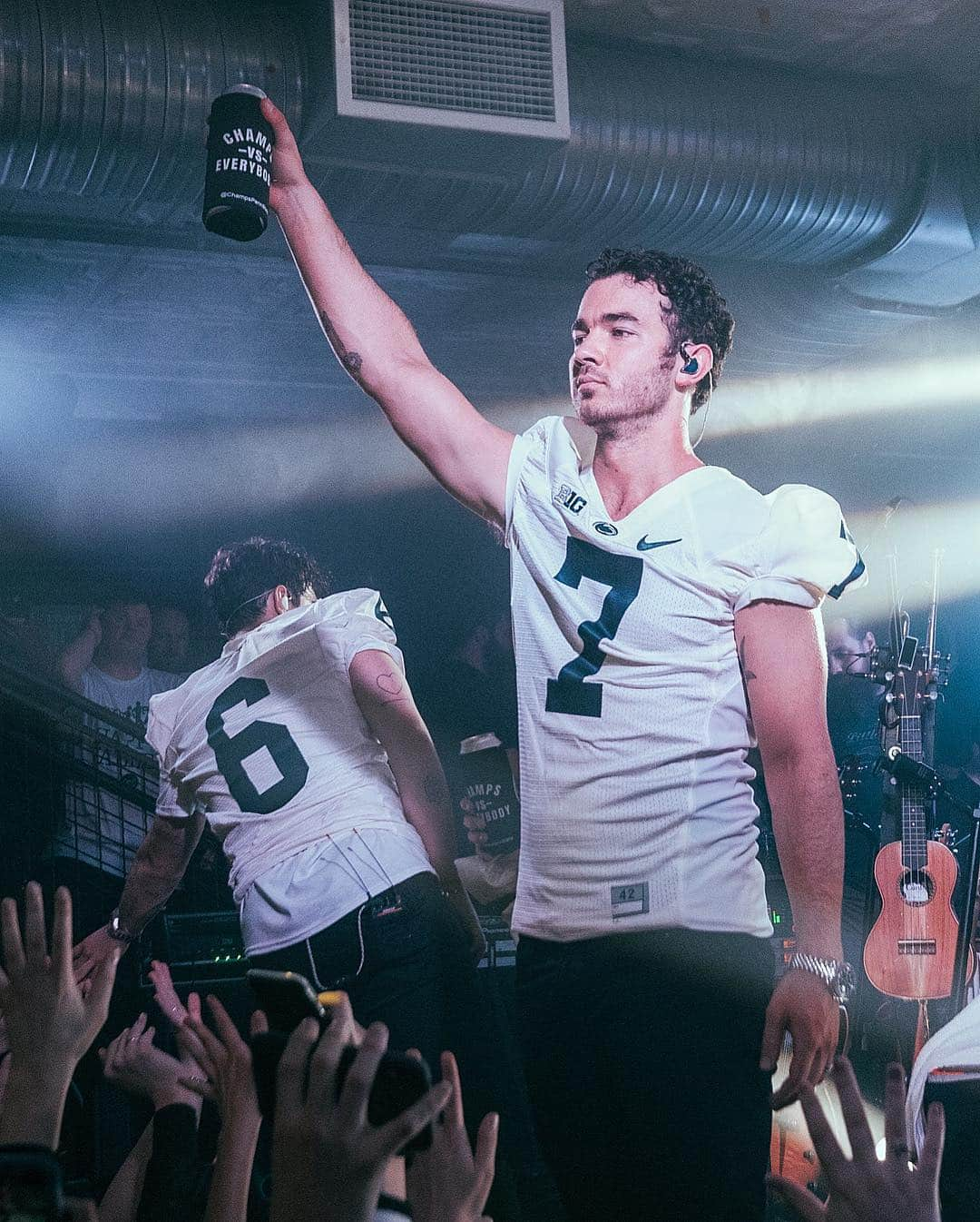 Just Jaredさんのインスタグラム写真 - (Just JaredInstagram)「@joejonas @kevinjonas and @nickjonas give a surprise March Madness performance at @champspennstate. 🎉  #NickJonas #JoeJonas #KevinJonas #JonasBrothers  Photo: Jack Gorlin」4月7日 4時57分 - justjared