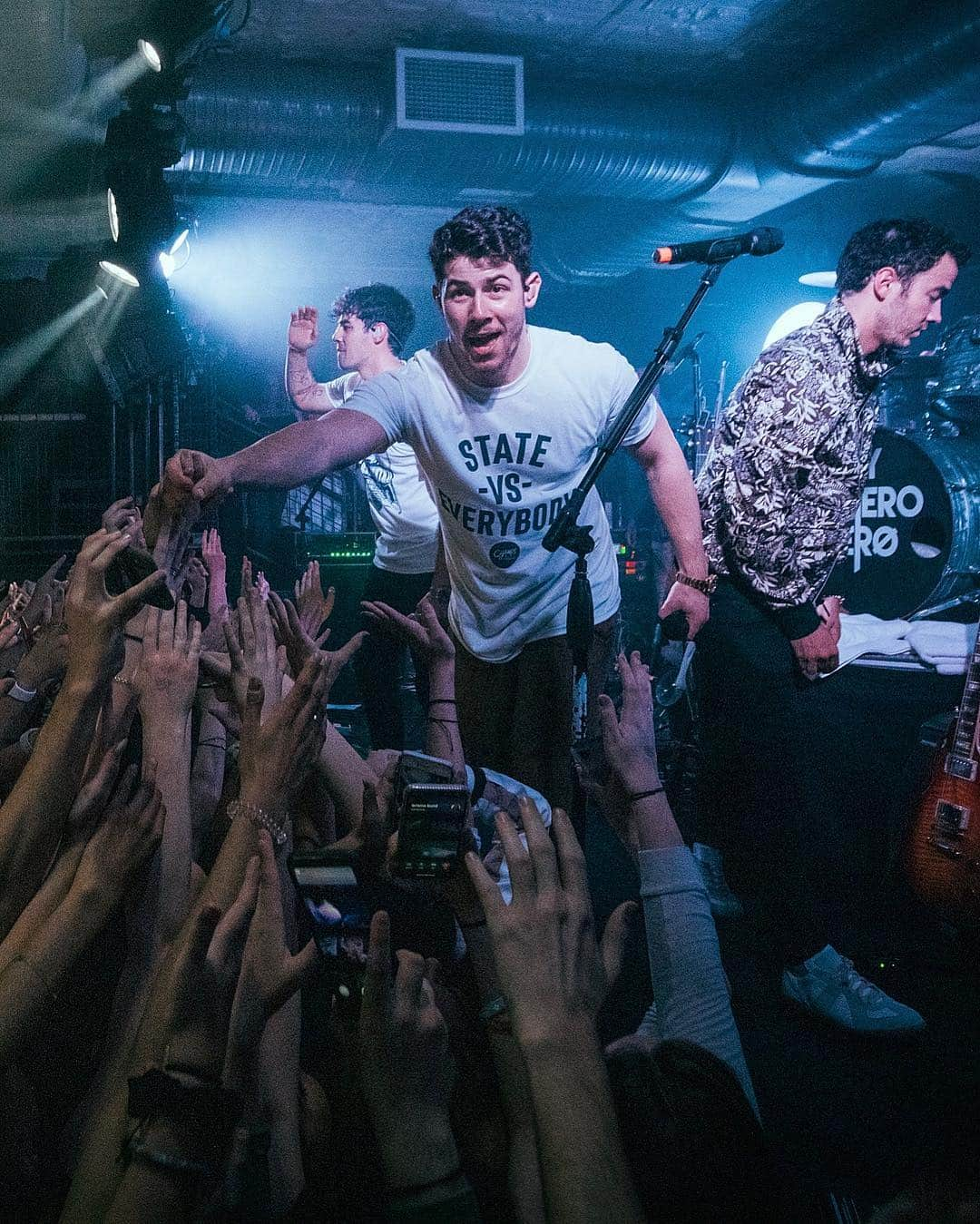 Just Jaredさんのインスタグラム写真 - (Just JaredInstagram)「@joejonas @kevinjonas and @nickjonas give a surprise March Madness performance at @champspennstate. 🎉  #NickJonas #JoeJonas #KevinJonas #JonasBrothers  Photo: Jack Gorlin」4月7日 4時57分 - justjared