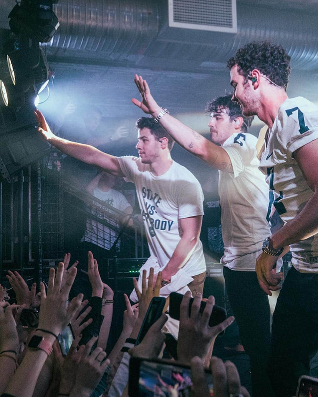 Just Jaredさんのインスタグラム写真 - (Just JaredInstagram)「@joejonas @kevinjonas and @nickjonas give a surprise March Madness performance at @champspennstate. 🎉  #NickJonas #JoeJonas #KevinJonas #JonasBrothers  Photo: Jack Gorlin」4月7日 4時57分 - justjared