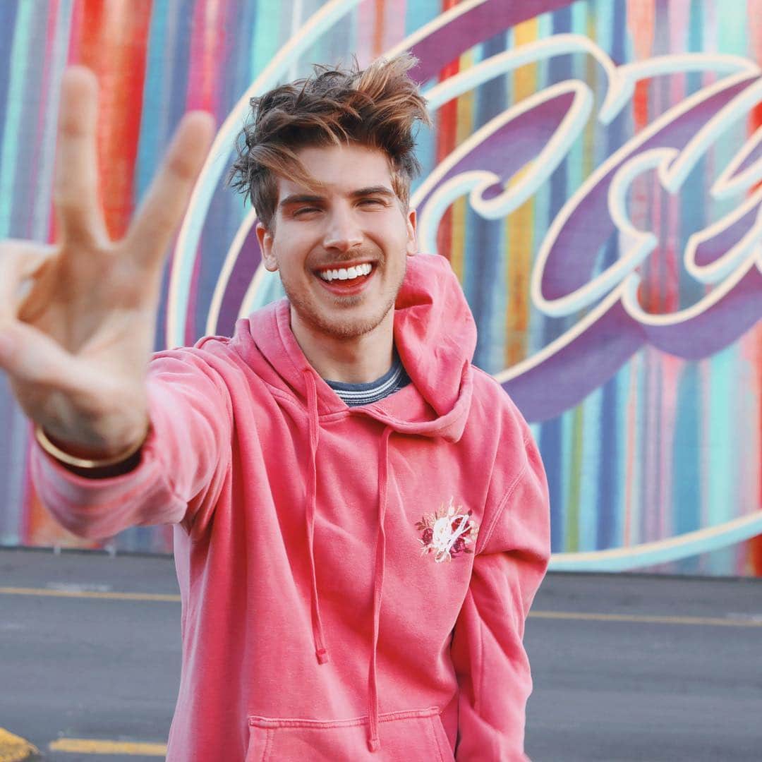 ジョーイ・グレーセッファのインスタグラム：「Aloha! ✌🏼🌺🌈 SURPRISE! New spring merch is in full BLOOM...swipe right to see all the fresh goodies, link in bio to shop. 🌼🌷💐」